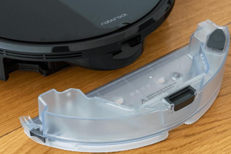 Резервуар для воды Roborock S6 MaxV находится за роботом-пылесосом.